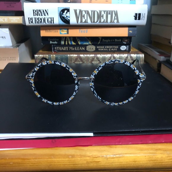 Sunglasses with floral pattern - Picture 1 of 2